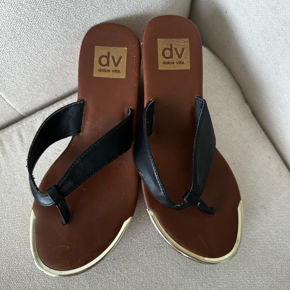 DV Dolce Vita Gold Trim Thong Wedge Sandals Black Size 6